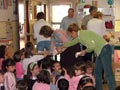 Anche i bimbi della Scuola Materna attendono il loro turno